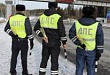 Уватские автоинспекторы на федеральной автодороге «Тюмень – Ханты-Мансийск» поздравляют автомобилисток с 8 марта на радиоволнах